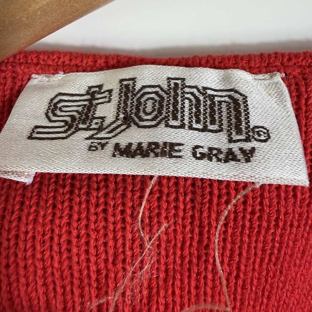 Vintage St. John By Marie Gray Knit Swaer & Skirt Red W/ Gold Accessories Size 8 - Picture 4 of 14